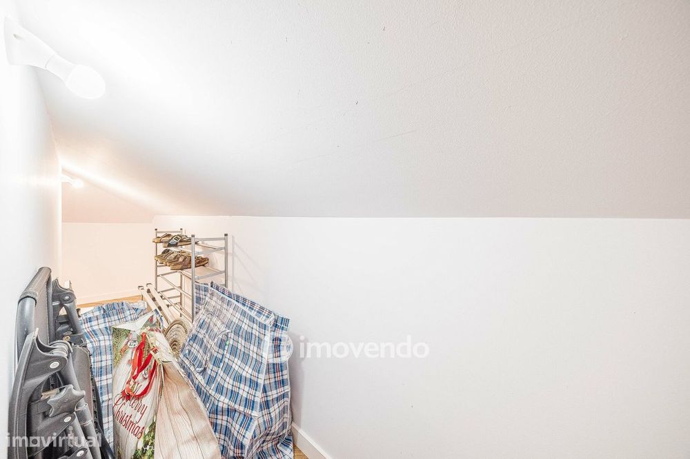 Apartamento T3 Duplex, com estacionamento, no Condomínio do Loural