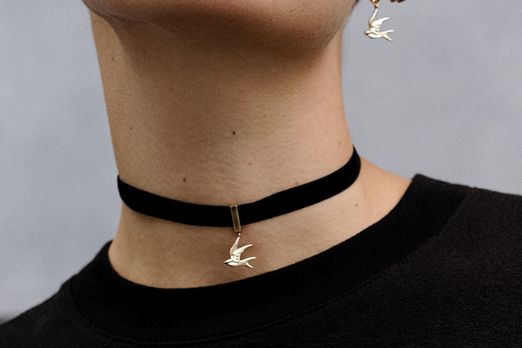 Золоте кольє з оксамитом