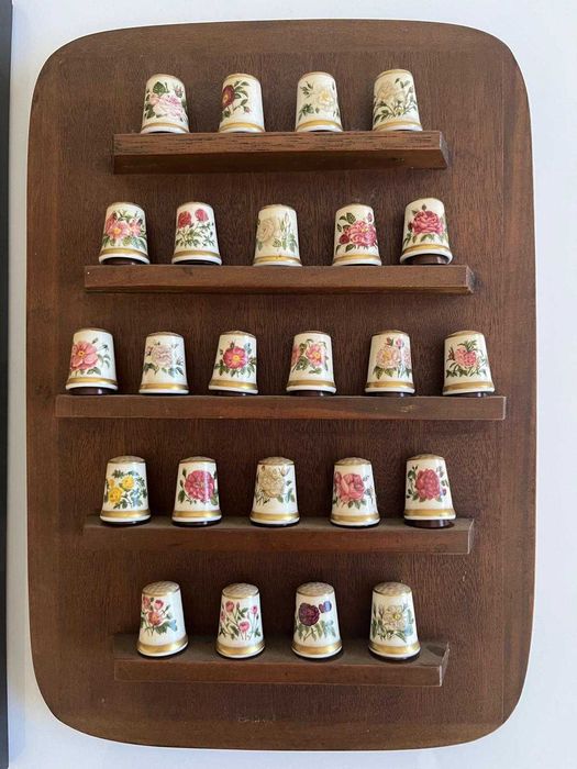 Vendo Coleção numerada de 24 dedais com motivos florais, em porcelana.