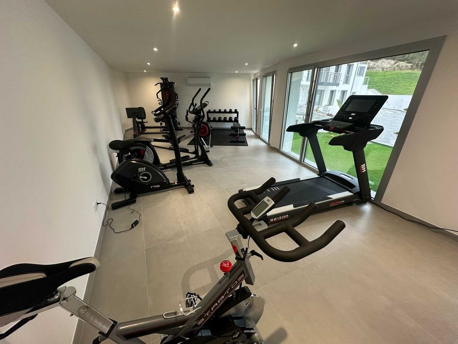 Exclusivo T1 Mobilado c/ Piscina, Ginásio, Spa e Garagem Privada – Pombal