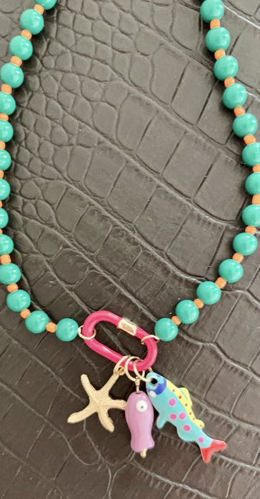 Colar de missangas coloridas com pendentes e argola metalicos