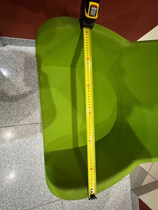 Zestaw nowoczesnych mebli biurowych - fotele i biurko