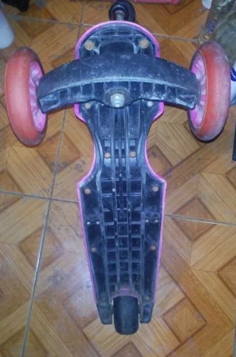 самокат розовый в полном порядке для маленьких