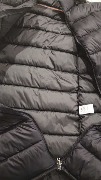 Casaco acolchoado comprido com capuz