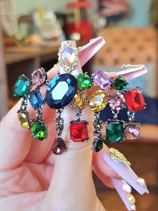 Broche / pregadeira /alfinete cintilante com cristais multicoloridos