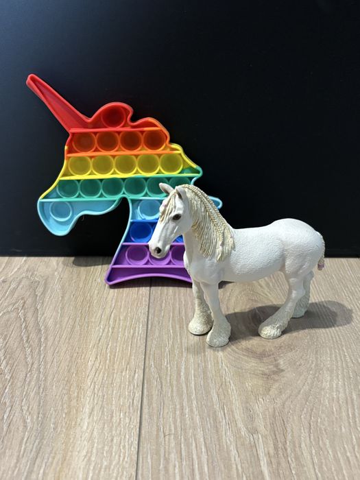 zestaw zabawek konik