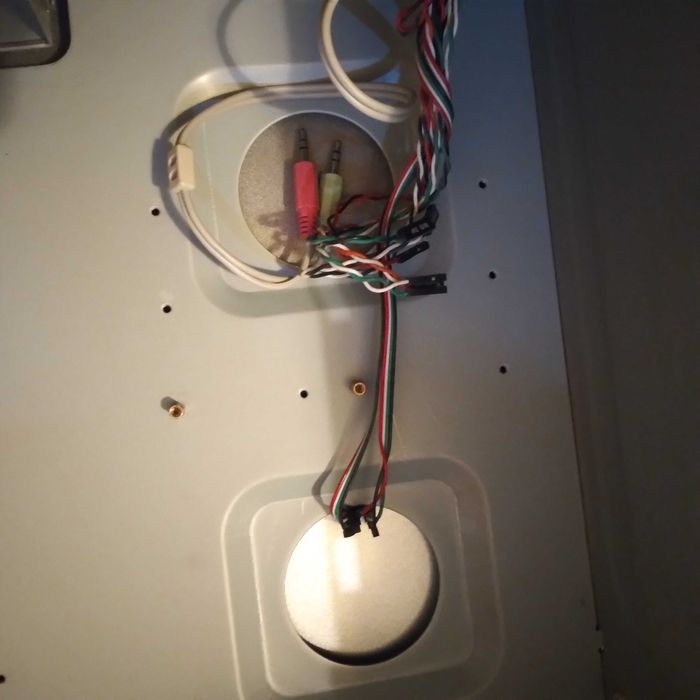 Корпус комп'ютера з кнопками і кабелями