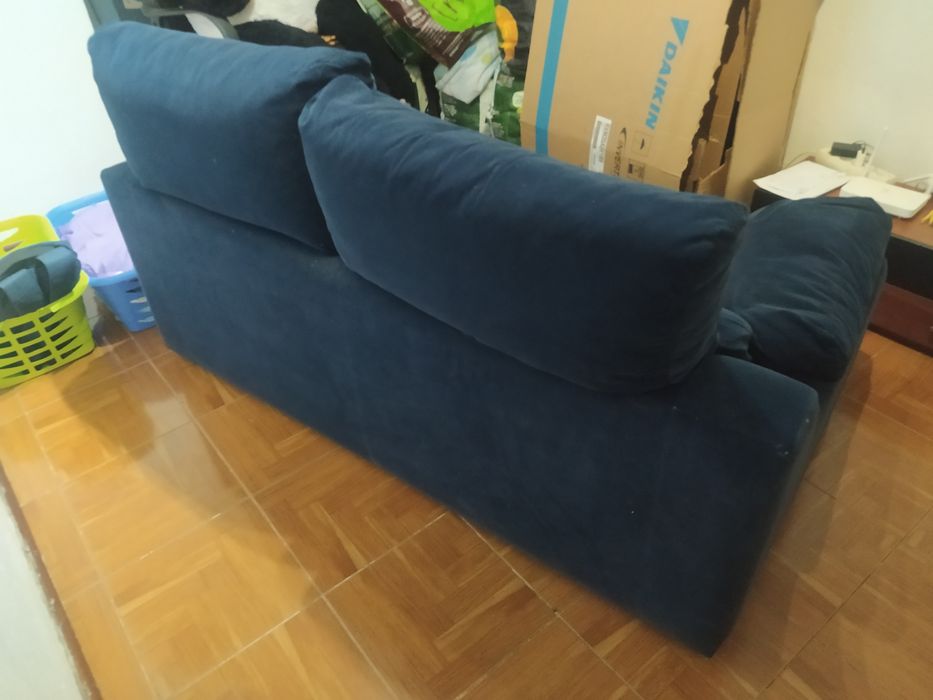 Um sofá em bom estado de 2 lugares.