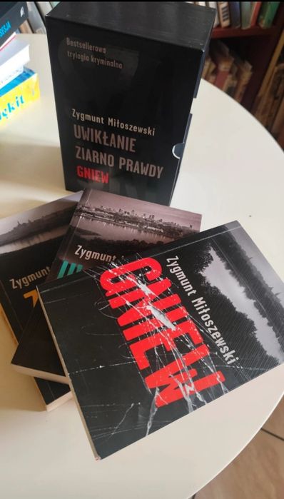 Zygmunt Miłoszewski kryminał trylogia kryminalna Gniew Uwikłanie ...