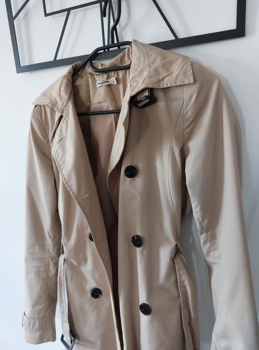 Beżowy klasyczny plaszcz trencz