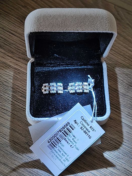 Нові срібні сережки від MINIMAL у подарунковому пакуванні