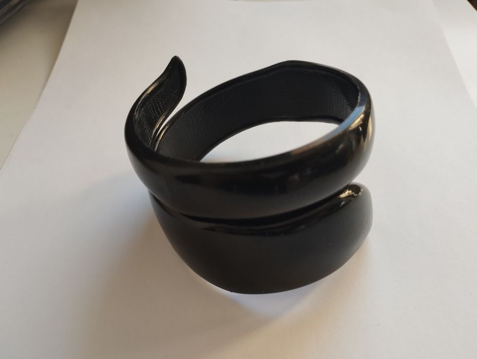 Bransoletka czarna kręcona elegancka