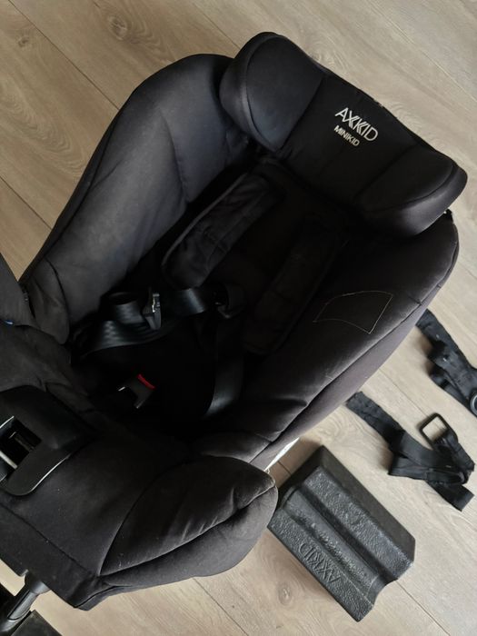Fotelik samochodowy Axkid Minikid RWF tyłem 9-25 kg czarny