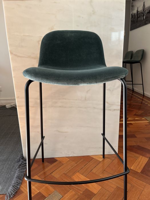 Cadeiras altas de bar em veludo