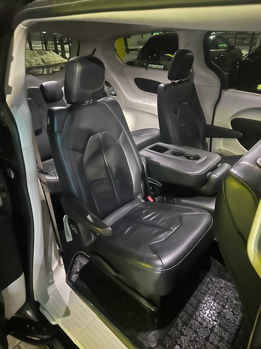 Sprzedam Chrysler Pacifica 2018 r. w idealnym stanie niski przebieg.