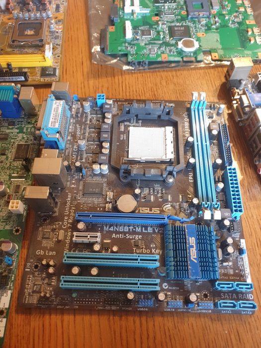 Zestaw plyt głównych + 2 monitory, jeden cały komputer bez hdd