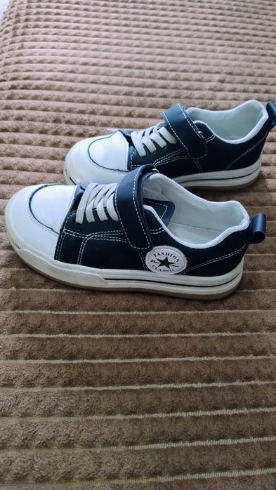 Кросівки , кеди розмір 34, довжина стельки 20 см.