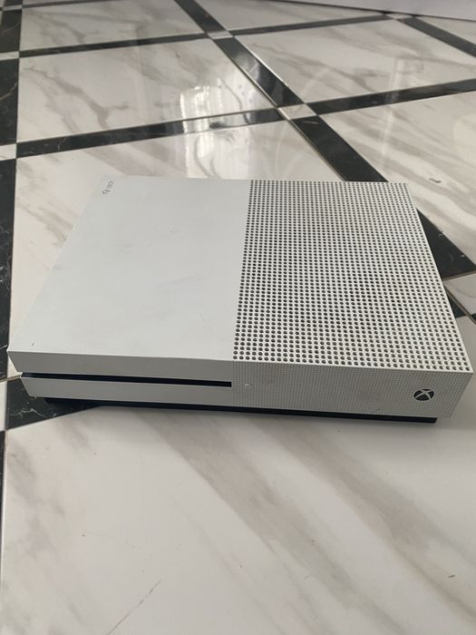 Xbox one  s і 6 ігор