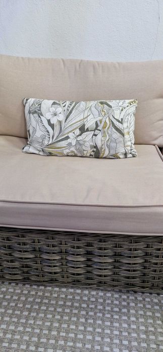 Sofá e mesa de exterior