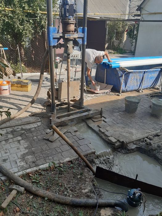 Бурение , чистка , ремонт скважин на воду .