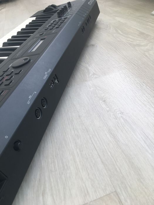 Продам Yamaha MX 61 синтезатор