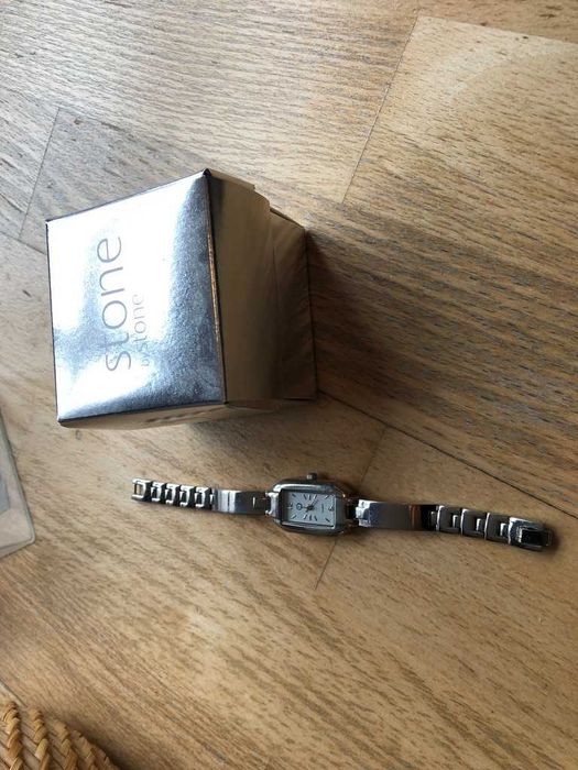 relogio prateado fino