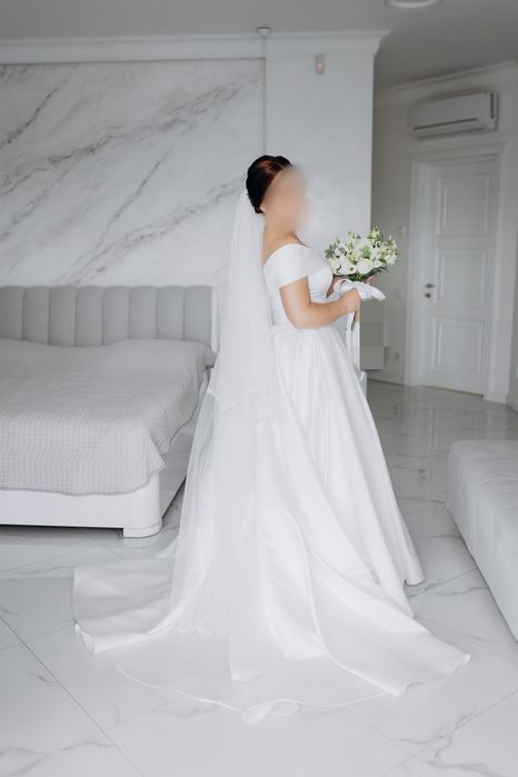 Весільня сукня білого кольору