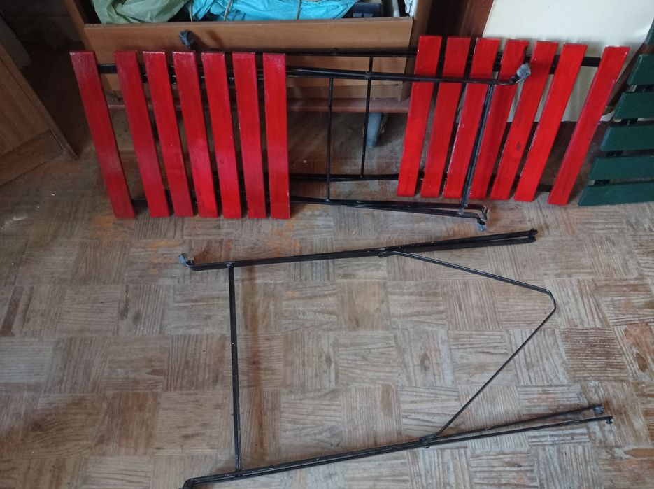 Mesa e cadeiras em madeira e ferro