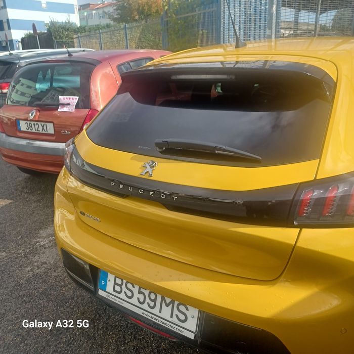 Tenho Automóvel Peugeot e-208:=250€/semana   para  TVDE