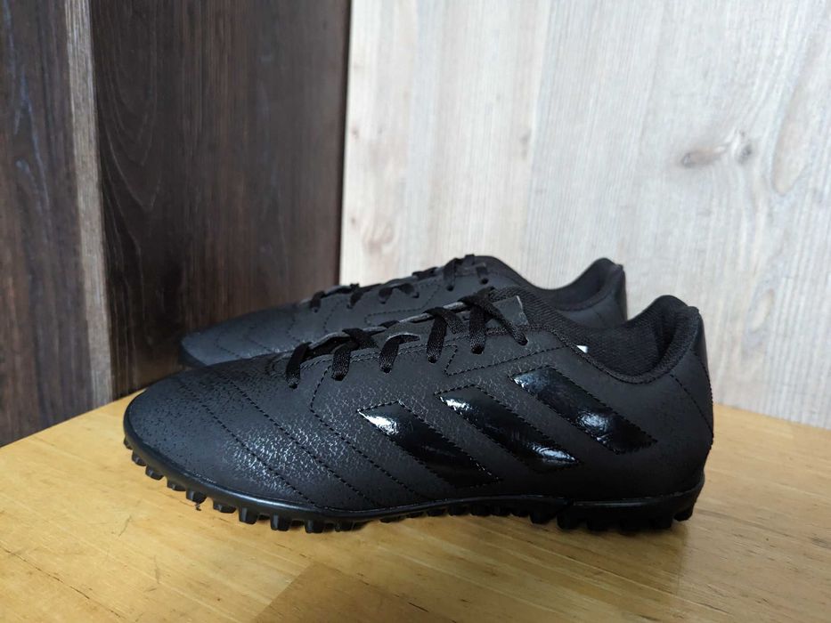 Adidas - футбольні сороконіжки, футзалки