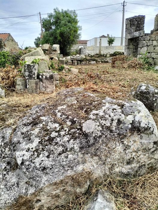 Duas casas (ruínas) e terreno 800m2