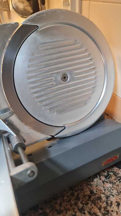 Máquina de cortar queijo e fiambre – 120 €