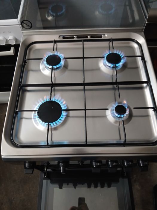 Vendo fogão Indesit, com 4 bocas a gás,  forno a gás com grill elétrico.  Como novo.