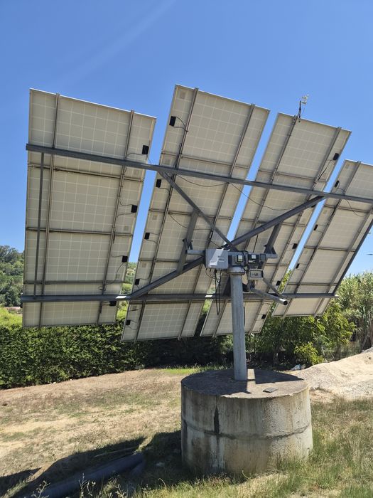 Painel solar com estrutura a vender electricidade à companhia