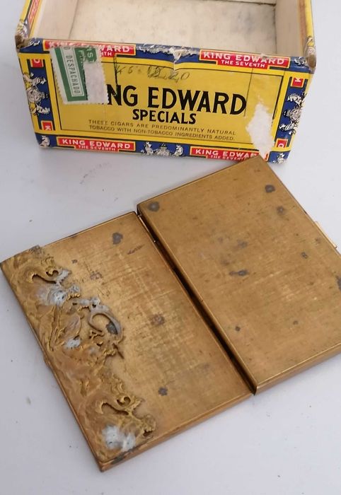 Cigarreira e caixa de cigarrilhas, cada  5€