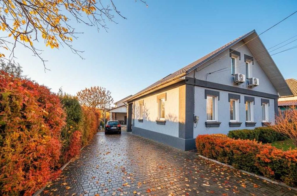 Васильків,центр. Продаж 2 автономних будинків: основний і гостьовий.