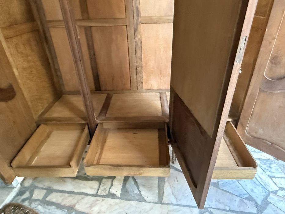 Roupeiro em madeira maciça