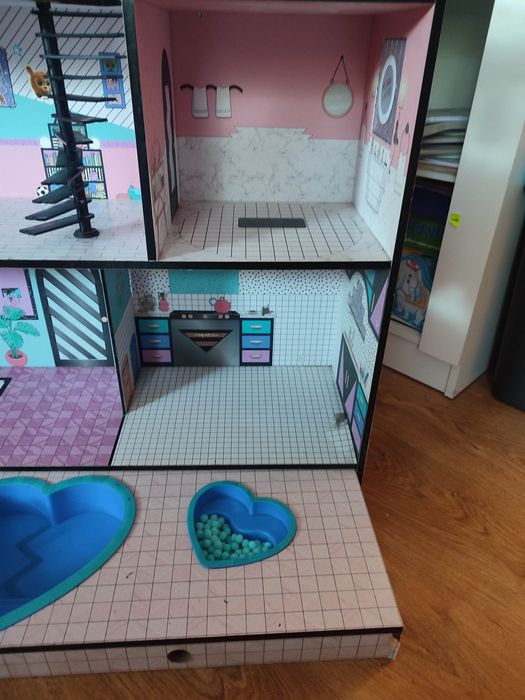 Domek drewniany dla lalek lol