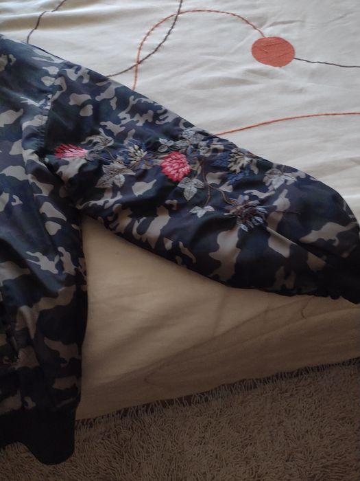 Blusão de capuz bordado.