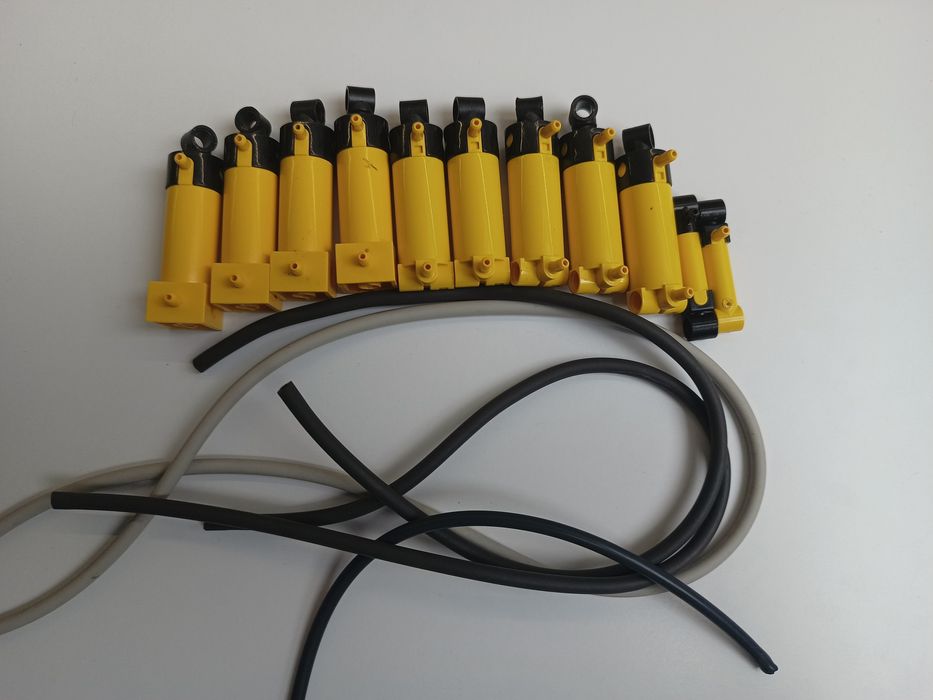 Klocki LEGO w bardzo dobrym stanie i siłowniki pneumatyczne LEGO