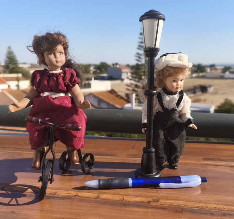 Coleção de bonecas com cabeça, pés e mãos de porcelana.