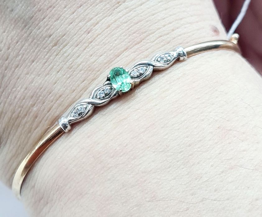 В продаже золотые браслеты-скобы