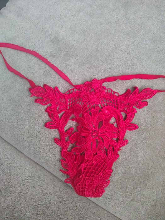 Majtki stringi z hartowanym kwiatem