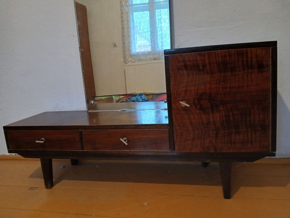 Toaletka z lustrem, szafka z lustrem