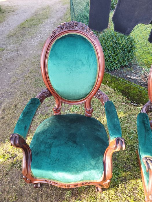 Zestaw pięknych krzeseł