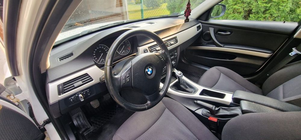 BMW E90 2.0i 143km 2011r