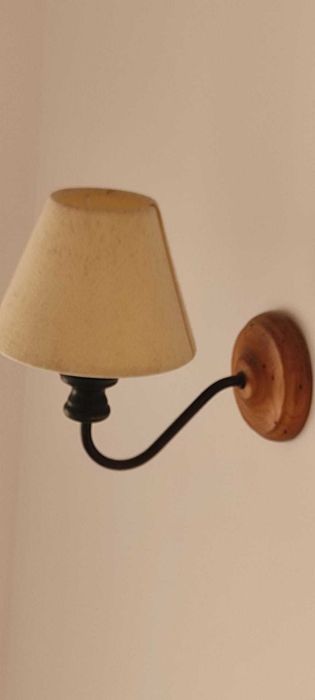 Apliques em madeira, ferro e com abajur em tecido