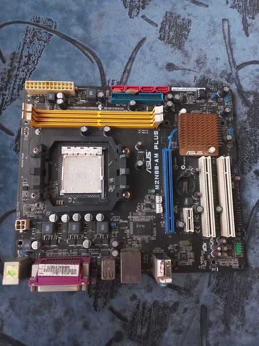 Материнська плата ASUS M2N68 PLUS