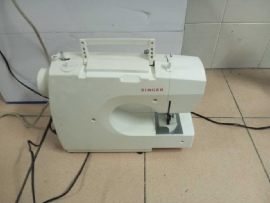 Máquina de costura Singer, nova