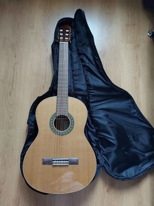 Gitara klasyczna Walden jak nowa + podnóżek, kostki, kapodaster